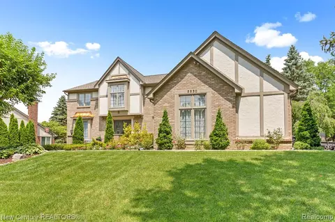 5550 Whitfield Dr, Troy, MI 48098