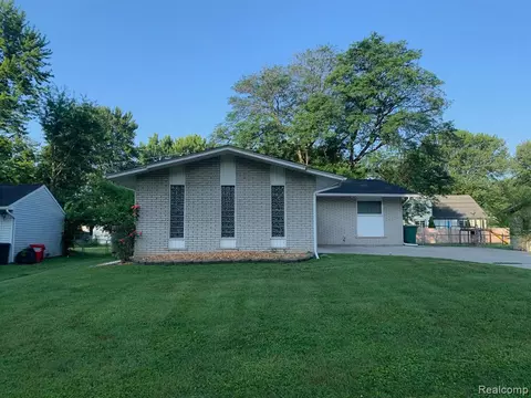 27680 Ponchartrain St, Harrison Township, MI 48045