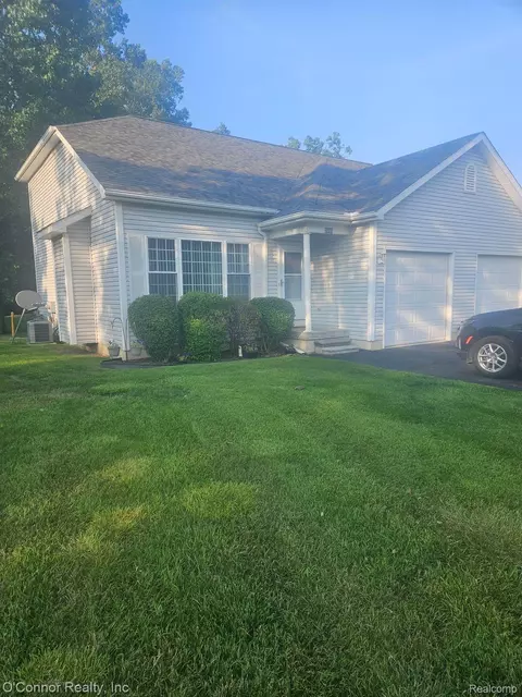 2048 Wright Ln, Marysville, MI 48040