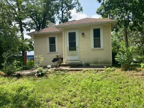 493 Lakeview Dr, White Lake, MI 48386
