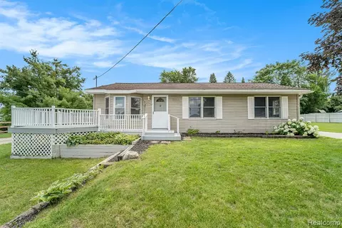 10015 King Rd, Davisburg, MI 48350