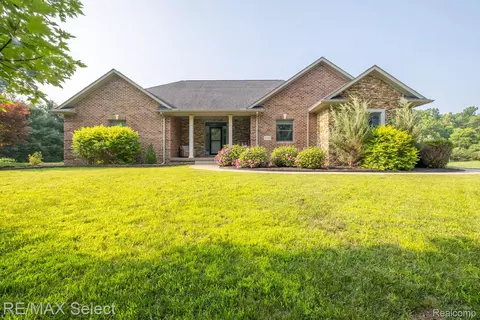9085 N Island Dr, Flushing, MI 48433