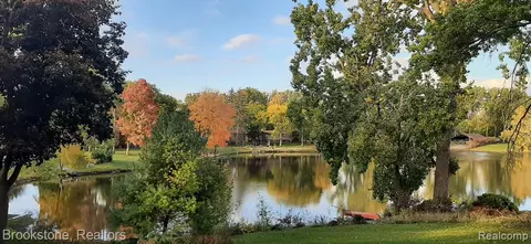 216 Allen Lake Dr, White Lake, MI 48386