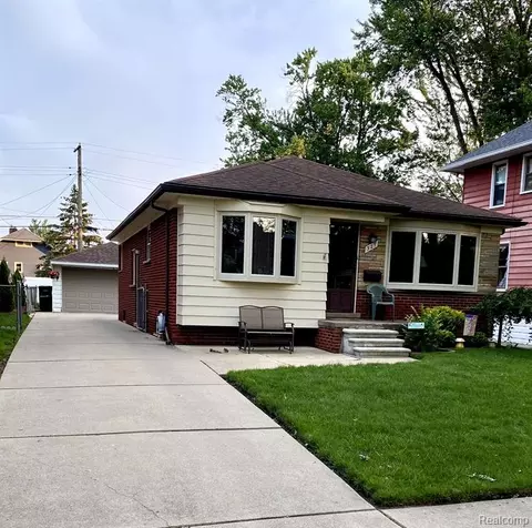 327 Emmons Blvd, Wyandotte, MI 48192