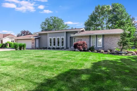2036 SE Waterbury Dr, Grand Rapids, MI 49508