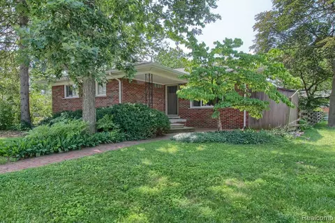 2805 S Trenton Dr, Trenton, MI 48183