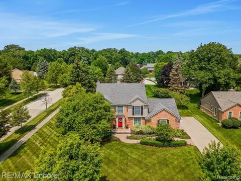 1304 Kinlock Dr, Troy, MI 48098