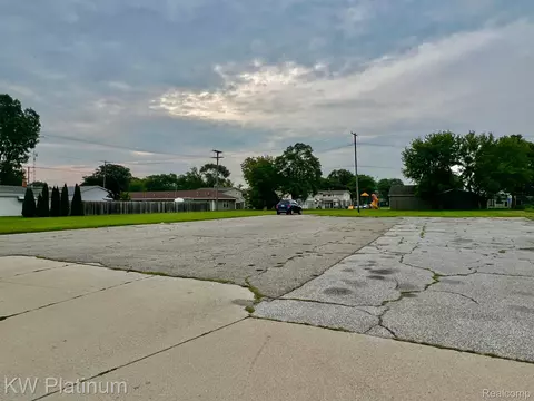 1608 Garfield St, Port Huron, MI 48060