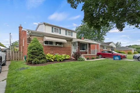 24514 Johnston Ave, Eastpointe, MI 48021