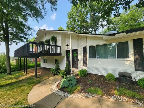 455 Melinda Cir E, White Lake, MI 48386