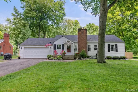 31542 Grove Dr, Livonia, MI 48154