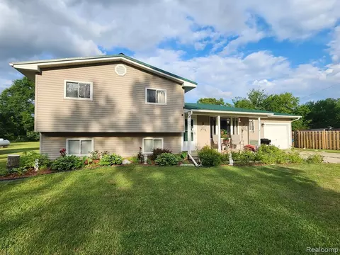 9040 River Grove Rd, Flushing, MI 48433