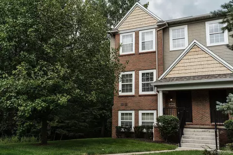 890 Eagle Dr, Fenton, MI 48430