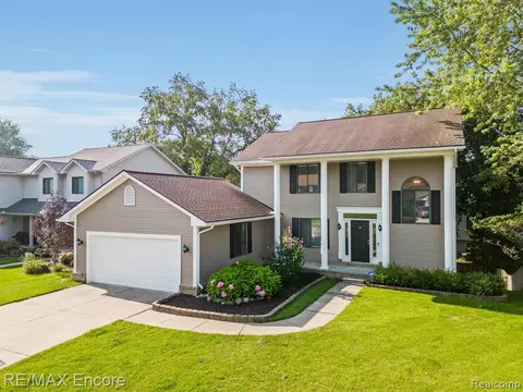 2495 Lansbury Dr, Waterford, MI 48329