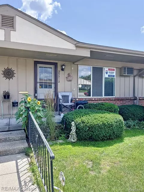 25212 Franklin Ter #2, South Lyon, MI 48178