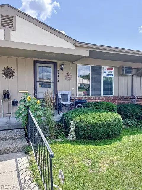51 Franklin Ter #2, South Lyon, MI 48178