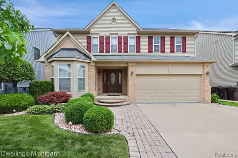 5875 Rolling Ridge Dr, Trenton, MI 48183
