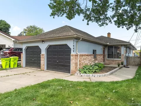 37940 Maplehill St, Harrison Township, MI 48045