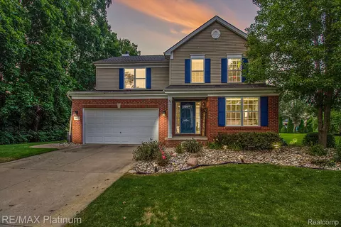 1605 Four Seasons Dr, Howell, MI 48843