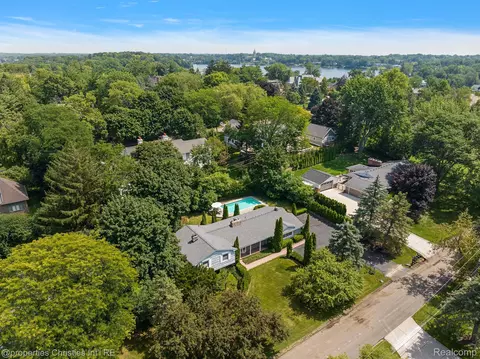 1631 Apple Ln, Bloomfield Township, MI 48302