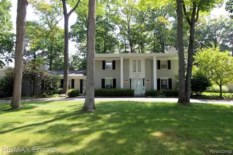 9549 Woodmont Dr, Grand Blanc, MI 48439
