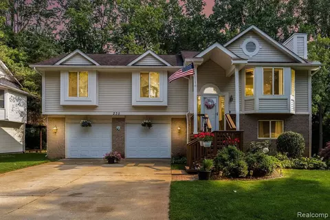 235 Tamworth Ct, Commerce Twp, MI 48382