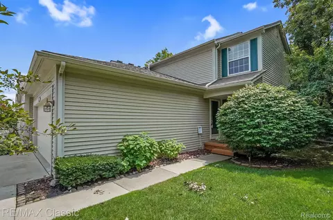 3159 Megan Dr, Waterford, MI 48328
