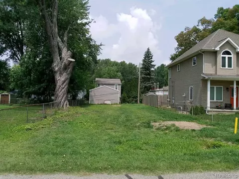 3132 Kenrick St, Keego Harbor, MI 48320