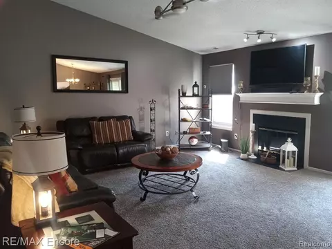 4937 Harbor Point Dr #27, Waterford, MI 48329