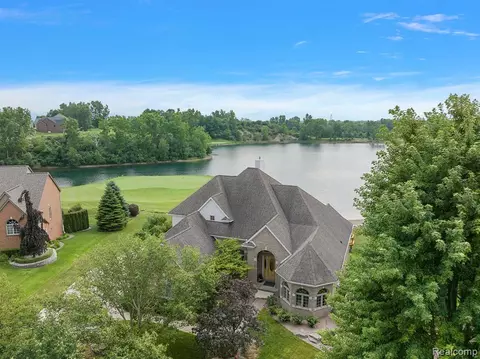 661 Southshore Dr, Oxford, MI 48371
