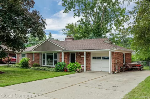 1896 Warwick St, Sylvan Lake, MI 48320