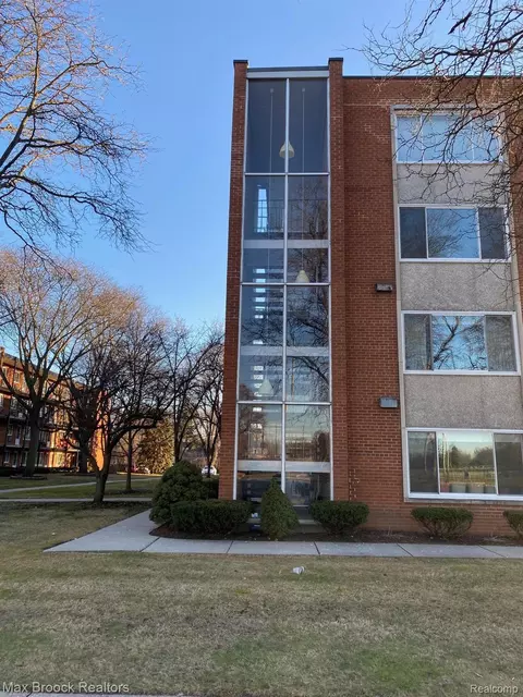 2925 W Thirteen Mile Rd #304, Royal Oak, MI 48073