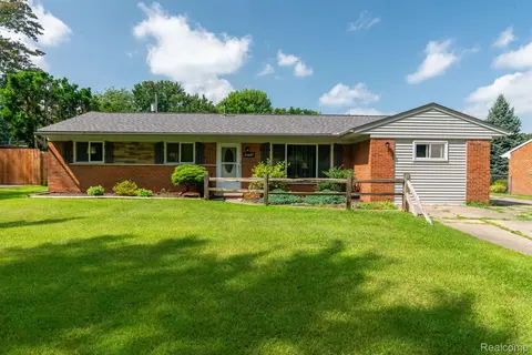 34607 Jerome St, Chesterfield, MI 48047