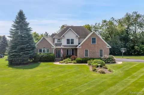12868 Burgandy Dr, South Lyon, MI 48178