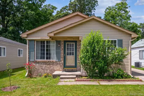 19933 Rensellor St, Livonia, MI 48152