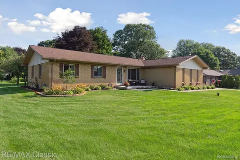 1149 Craven Dr, Highland, MI 48356