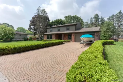 2872 Walmsley Circle Dr, Lake Orion, MI 48360