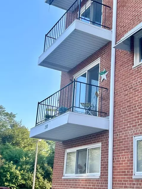 2915 W 13 Mile Rd #210, Royal Oak, MI 48073