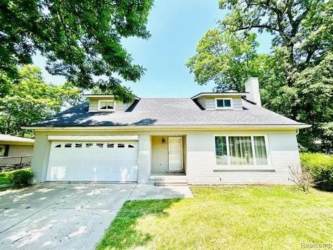 8714 Woodside Dr, Grosse Ile, MI 48138