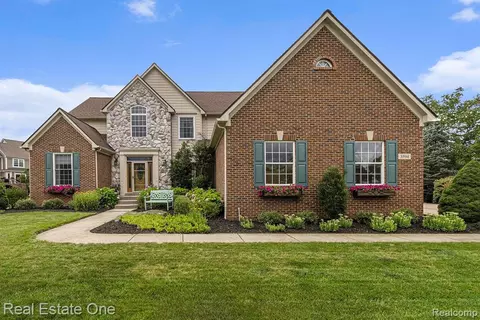 3594 Mill Creek Dr, Lake Orion, MI 48360