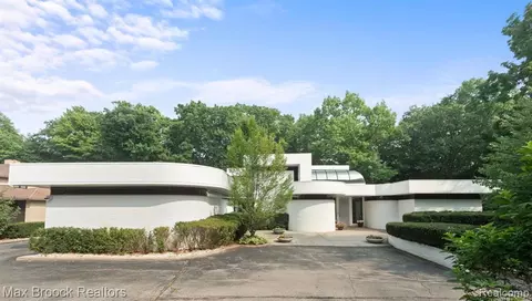 1924 Sherwood Gln, Bloomfield Hills, MI 48302