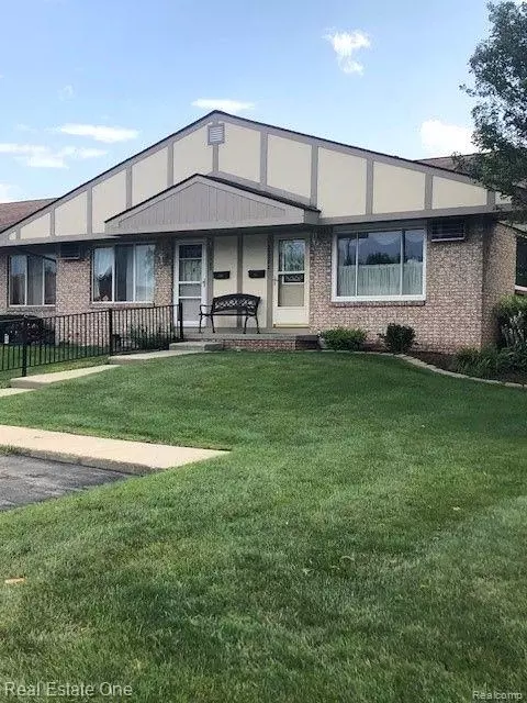 25300 W Franklin Ter W #8, South Lyon, MI 48178