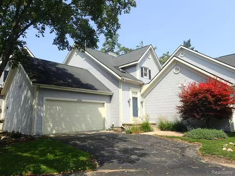 476 Remington Ct UNIT 4, Fenton, MI 48430