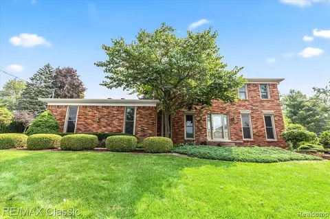 5462 Leafwood Dr, Commerce Twp, MI 48382