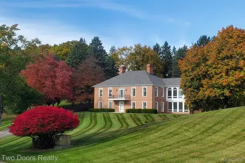 832 Northgate Rd, Oakland, MI 48306