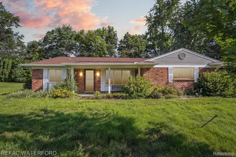 2550 Costa Mesa Rd, Waterford, MI 48329