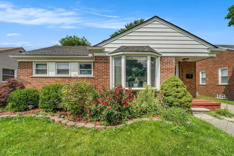 28500 N Clements Cir, Livonia, MI 48150