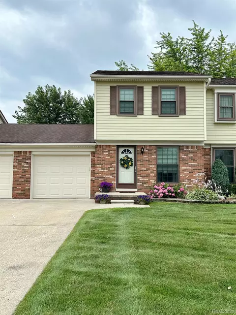 28096 Coleridge St #4, Harrison, MI 48045
