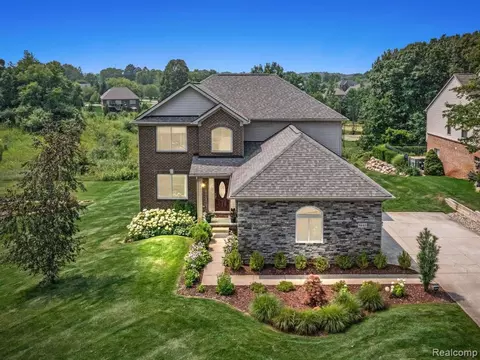 9645 Westwood Cir, Clarkston, MI 48348