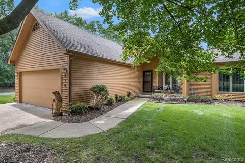 210 Glenwood Ave, Fenton, MI 48430